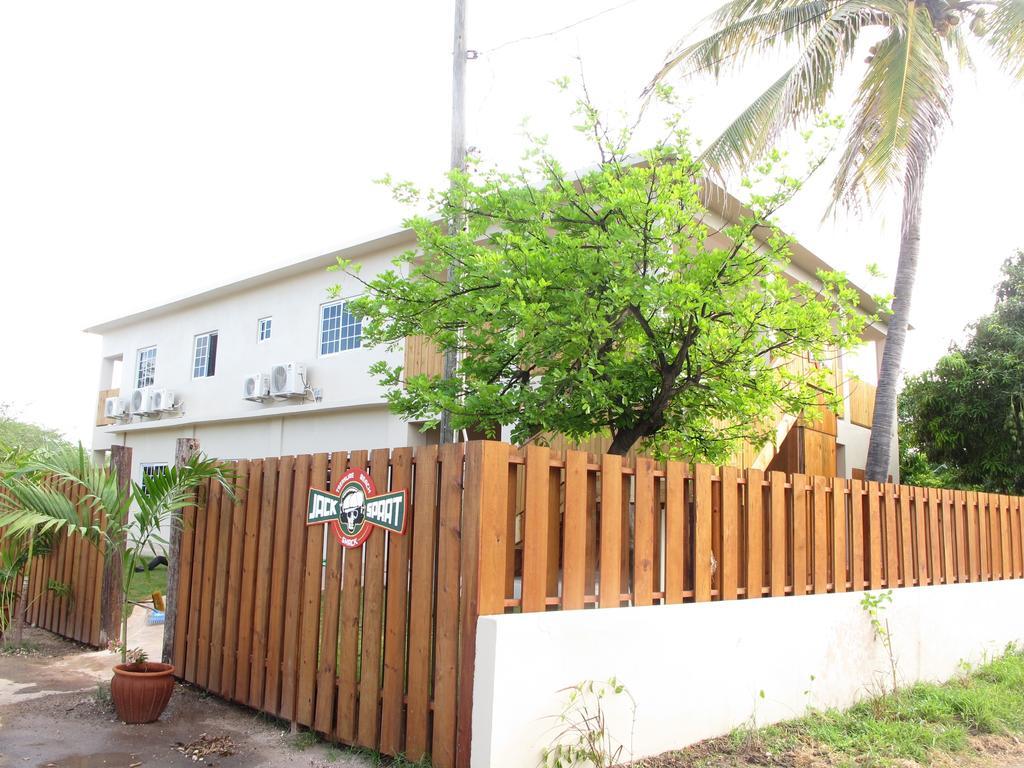 Albergue Just Next Door Treasure Beach Exterior foto