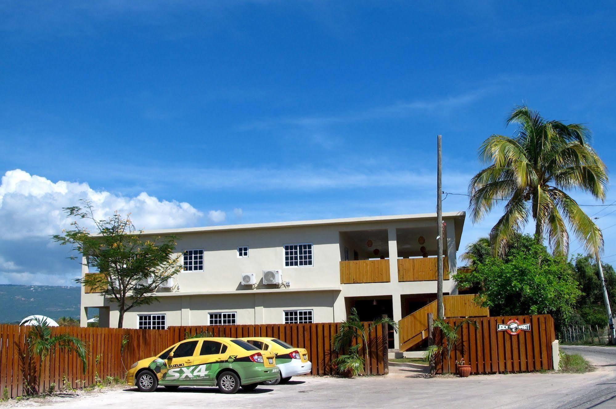 Albergue Just Next Door Treasure Beach Exterior foto